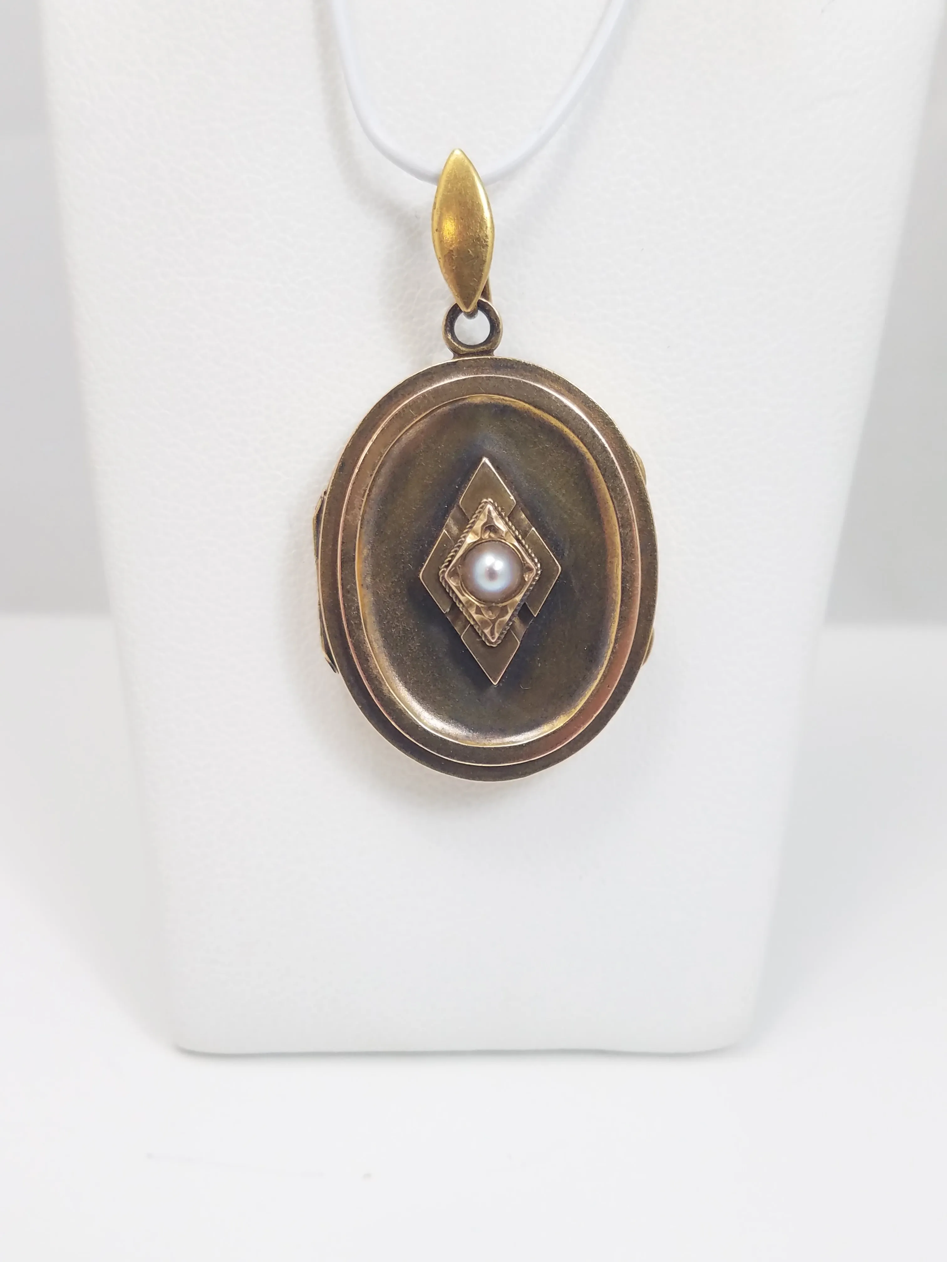 Elegant Victorian 14k Yellow Gold Cultured Pearl Engraved Locket Pendant