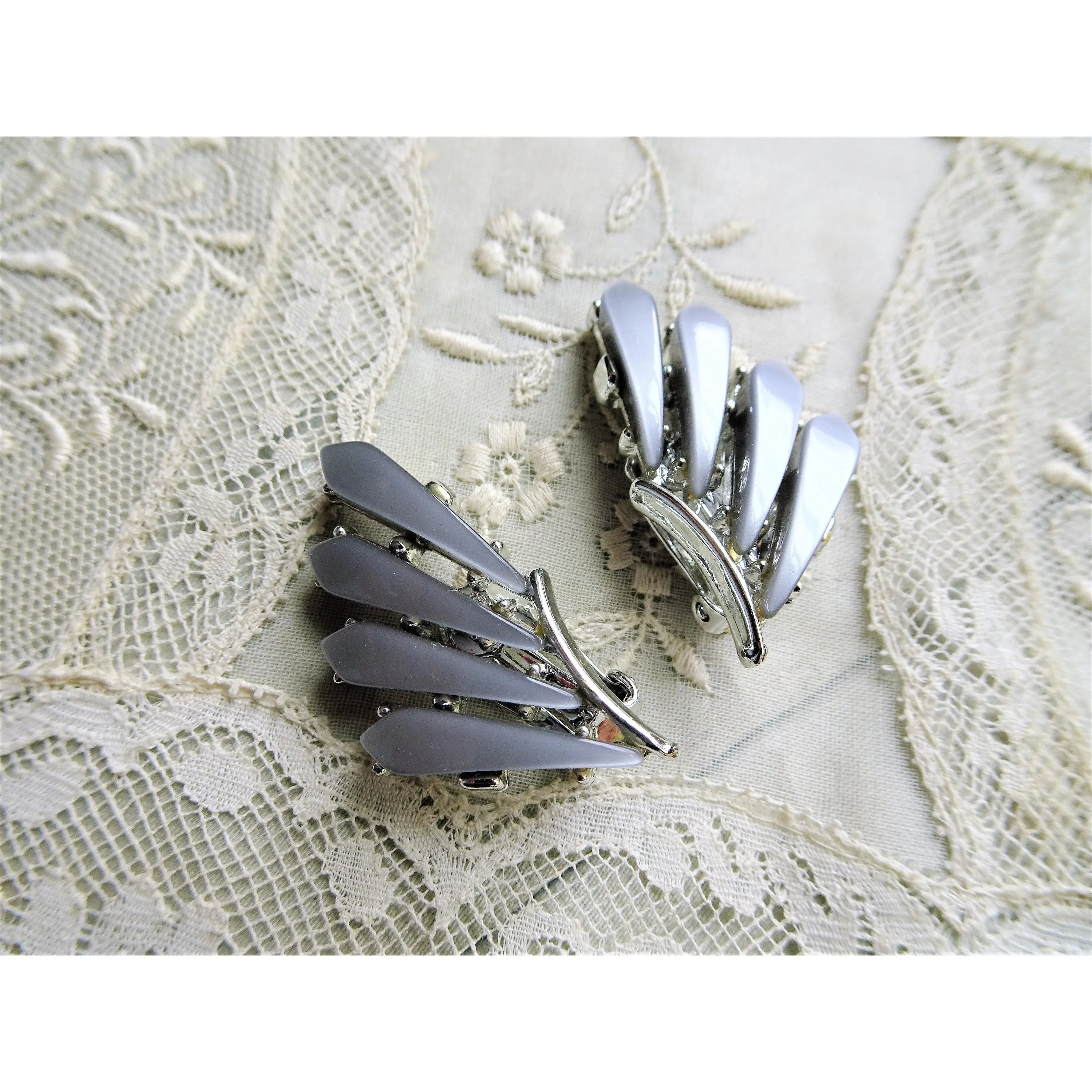 STUNNING Gray Moonglow Vintage Earrings, Striking Mid Century Design, Clip On Earrings, Collectible Vintage Earrings