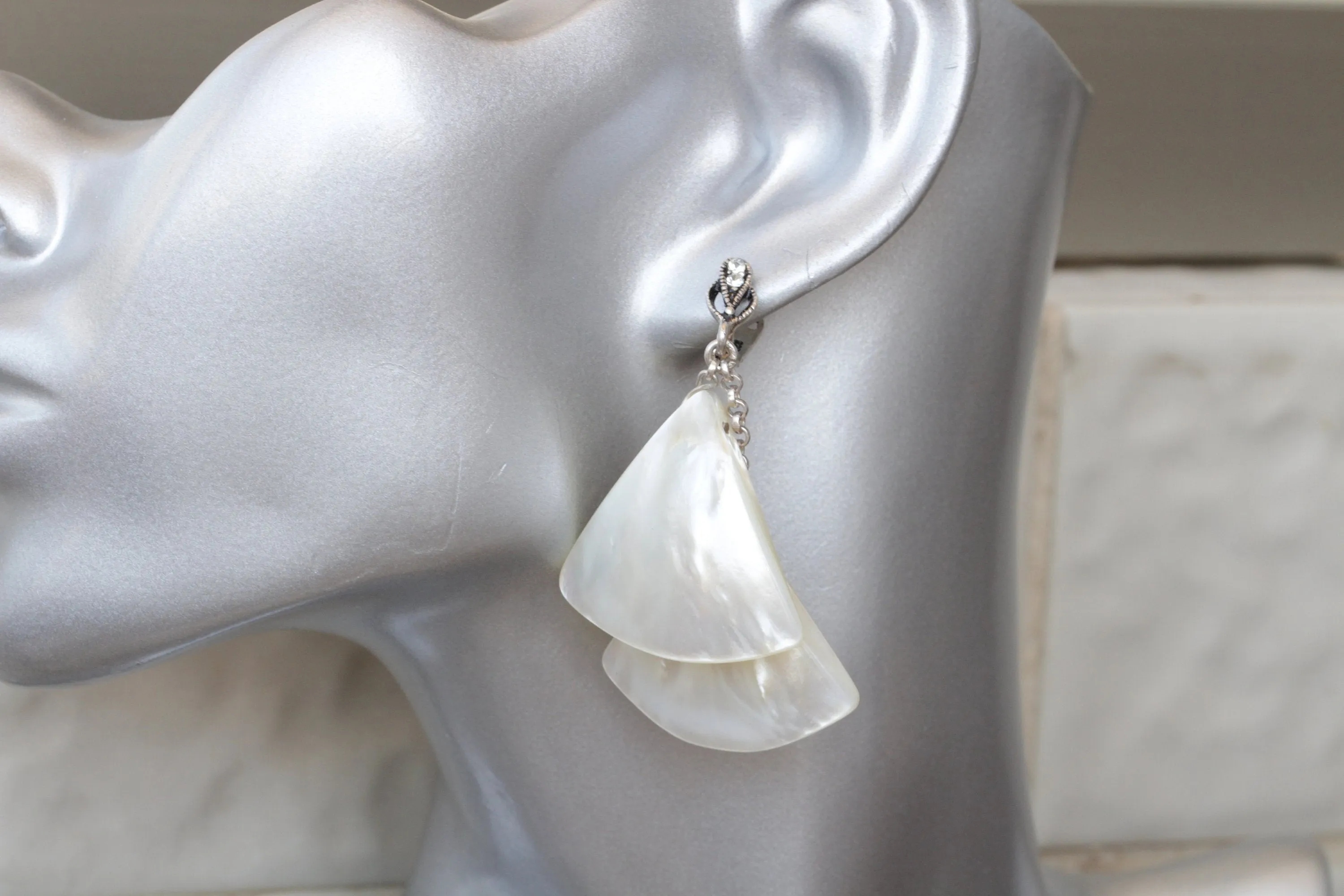 WHITE SHELL NECKLACE