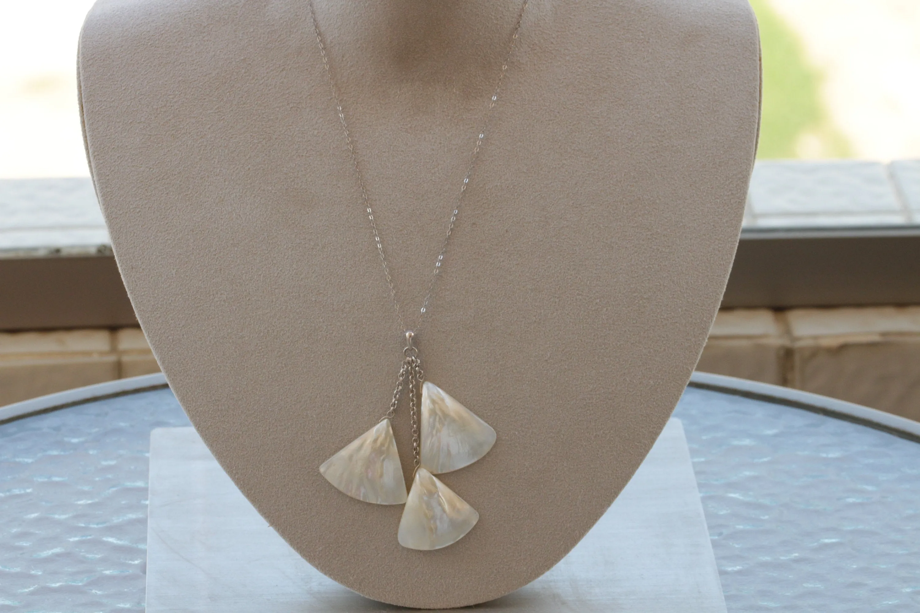 WHITE SHELL NECKLACE